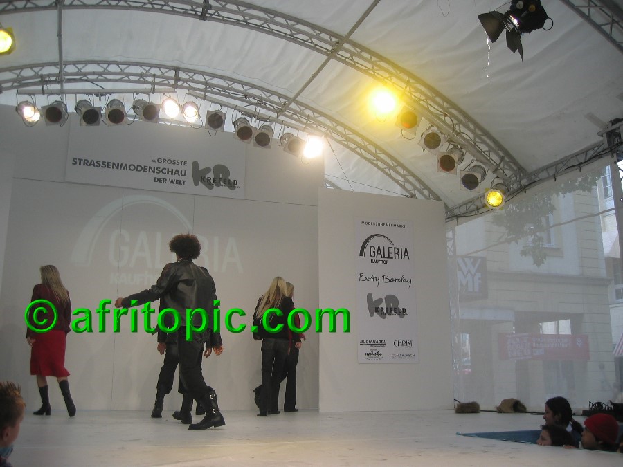 ../Images/Krefeld-Strssenmodenschau-2005 262.jpg